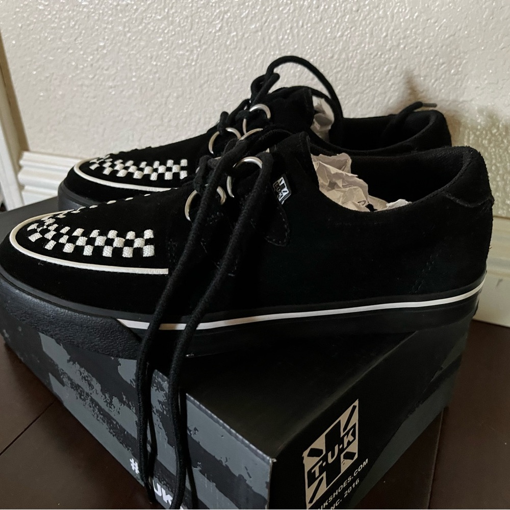 Tuk shoes in black and white